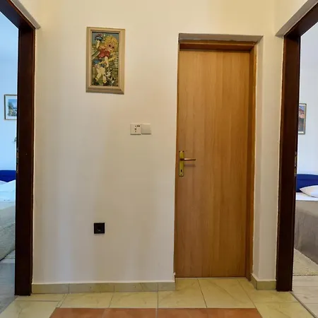 Apartment In With Terrace, Air Conditioning, Wi-fi Vir